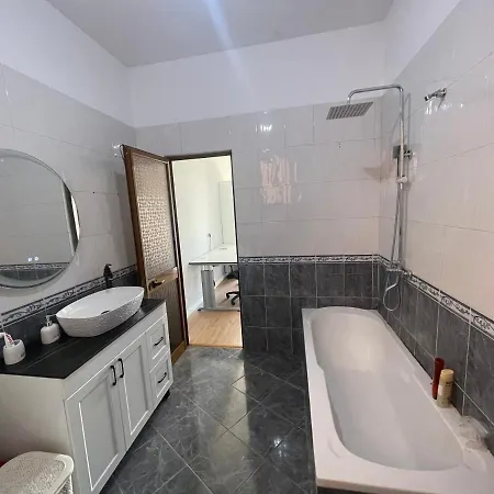Luxuryapt/kingbed/bathtub/homeoffice/53inchsmarttv Apartment *